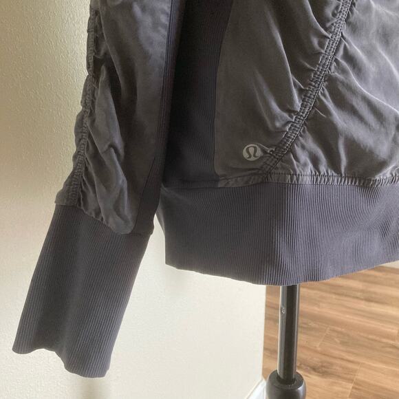 Lululemon Jacket Womens 8 Gray Reversible Thumb Holes Ruched Zipper Cool Down - Picture 3 of 12